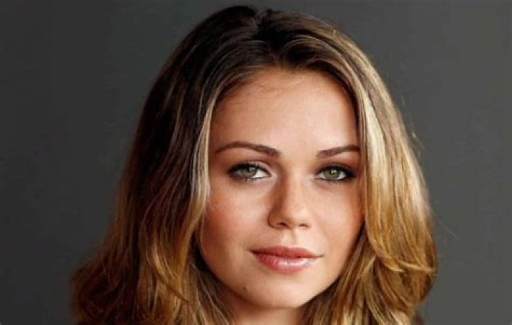 Alexis Dziena - Age, Family, Bio