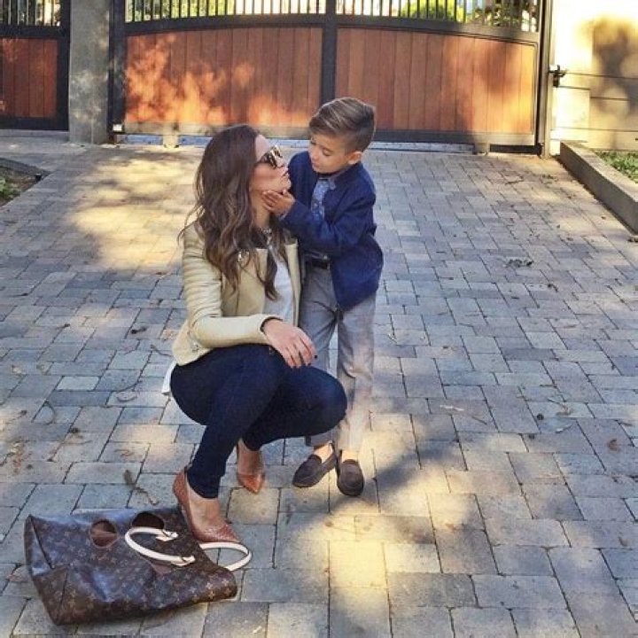 Alonso Mateo - Age, Family, Bio