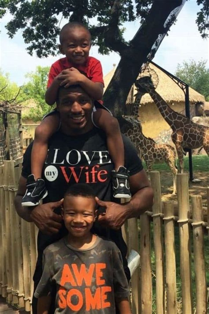 
Alonzo Menifield is Married to Wife: Crystal Menifield. Kids. 