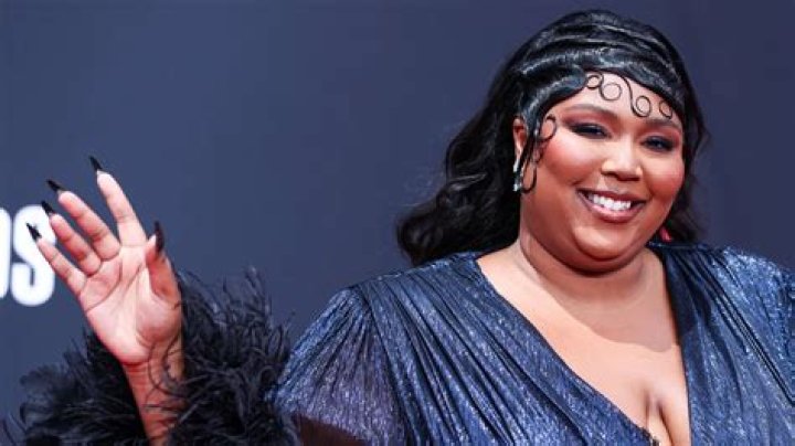 Lizzo is doubtfully single being spotted with mystery man! How much is her net worth? American singer Lizzo