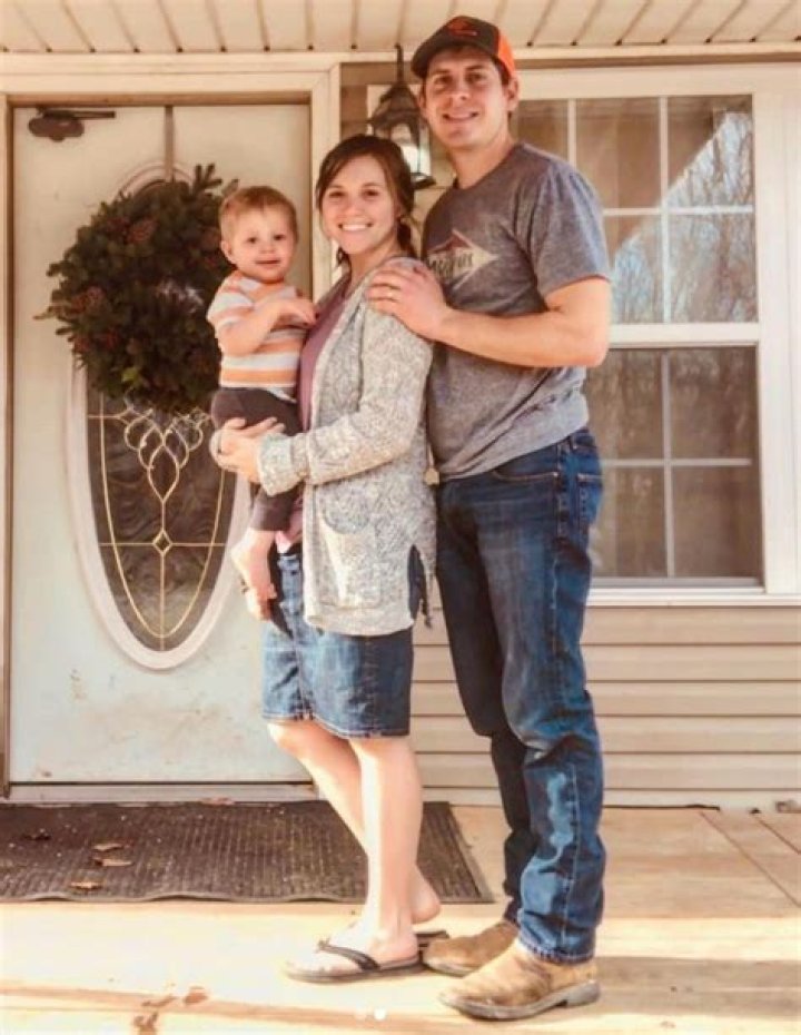 Anna Duggar Takes Care of her 7 Children While her Husband is in Jail!