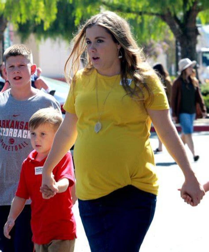 Anna Duggar Takes Care of her Seven Children While her Husband is in Jail! Anna Duggar
