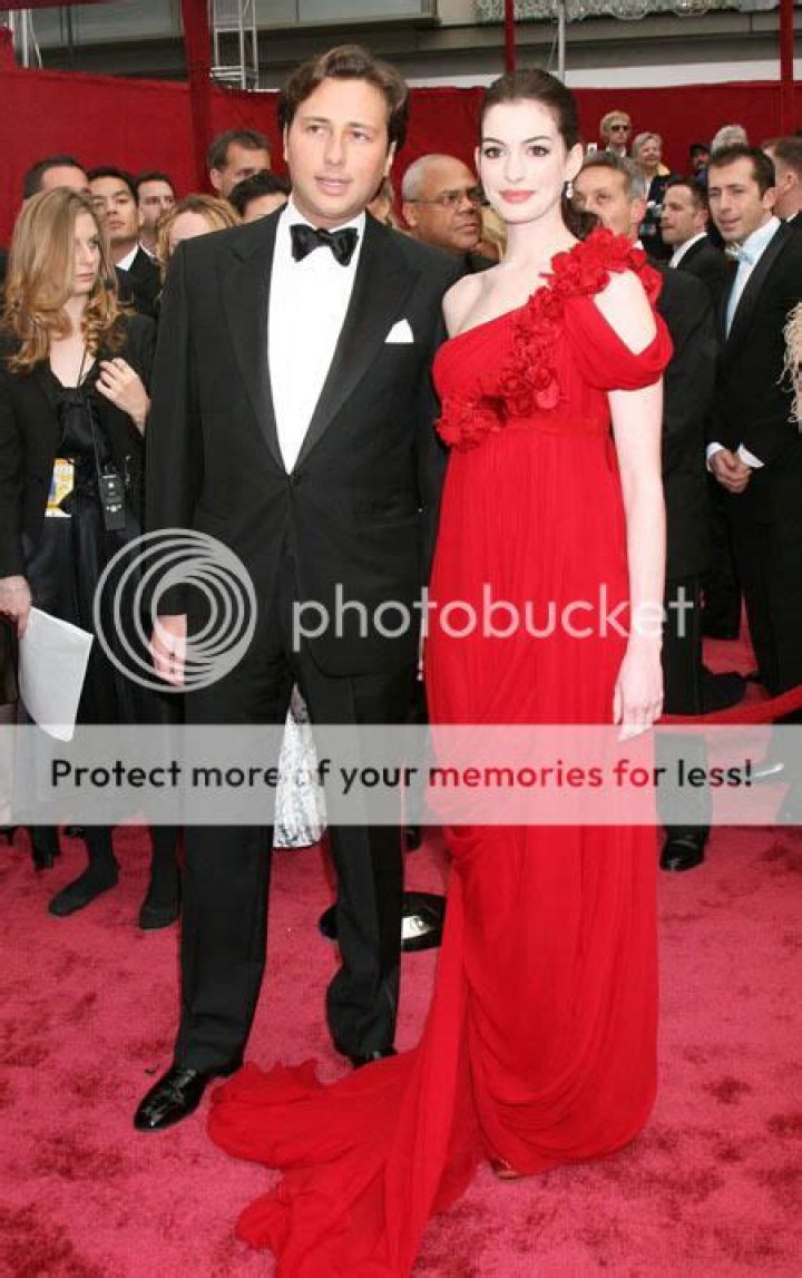 Anne Hathaway breaks up with her embezzling boyfriend