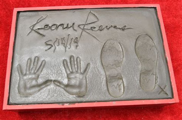 bitchy | Keanu Reeves Put his hands and footprints in cement in Hollywood