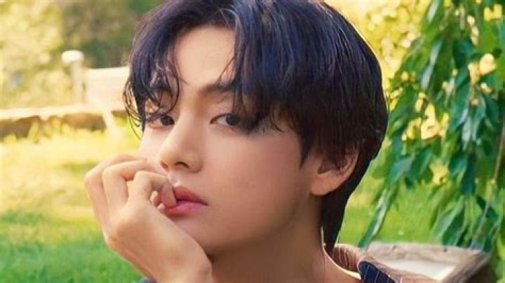 
BTS’ V at Grammys 2022 and Paris Fashion Week makes it to “Best Moments of 2022” by Vogue US and MTV Select 