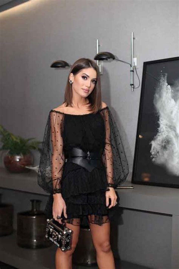 Camila Coelho looks stylish