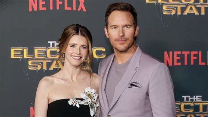 Chris Pratt & Katherine didn’t wear masks for their walk, which is… fine?