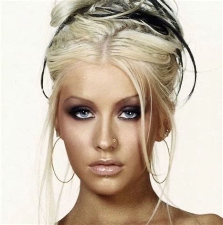 	Christina Aguilera ditched the bright orange spray tan and clown makeup: cute?	