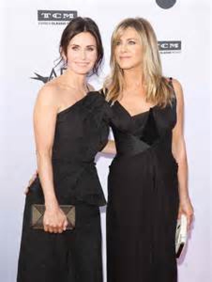 Courteney Cox and Jennifer Aniston pose during the Project A.L.S. Friends Finding a Cure gala in Beverly Hills, California in this April 14, 2003 file photo. Aniston is to guest star on Cox's current television comedy series, Cougar Town, the ABC TV network said on August 23. Aniston will appear in the show's second-season premiere airing Sept. 22 on U.S. Network. REUTERS/Jim Ruymen/Files (UNITED STATES - Tags: ENTERTAINMENT)