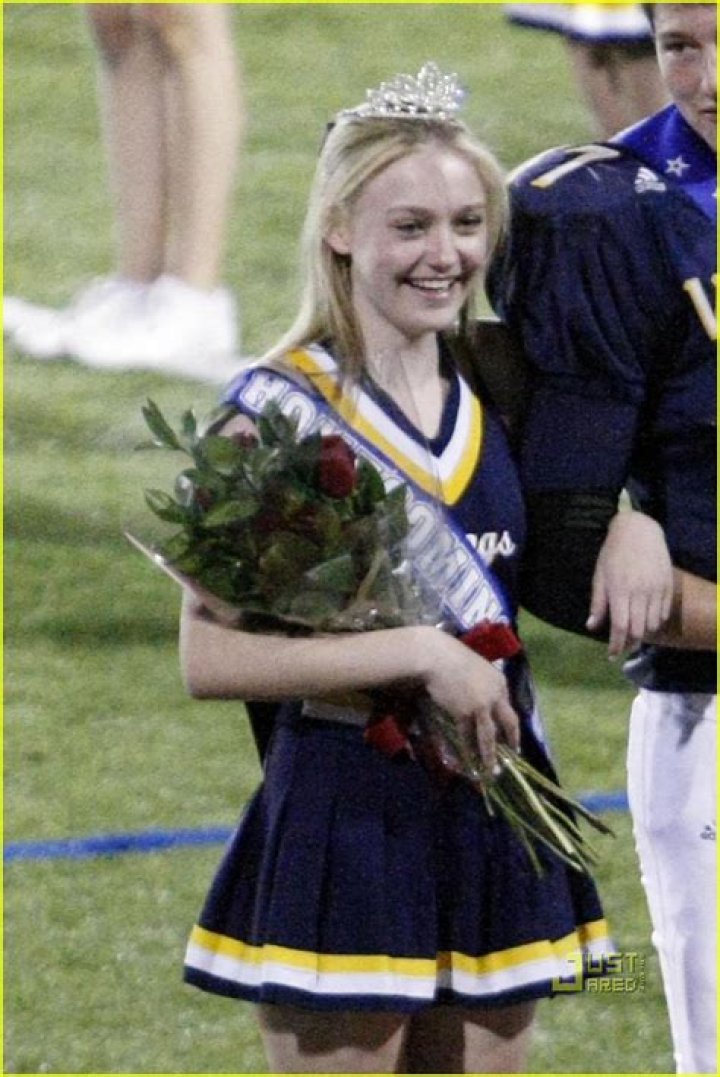 Dakota Fanning is crowned homecoming princess