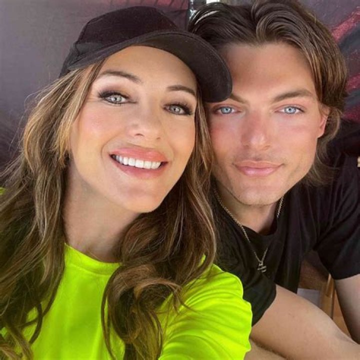 
Damian Hurley Height, Weight, Net Worth, Age, Birthday, Wikipedia, Who, Nationality, Biography 