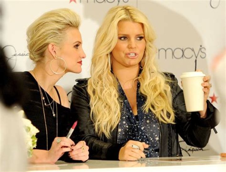 Does Jessica Simpson’s hair look really fried & over- processed to anyone else?