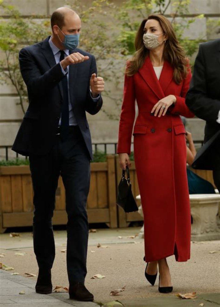Duchess Kate & William did wear masks for a different open-air meeting, so…??