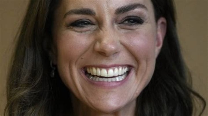 Duchess Kate wore fake lashes & her eyebrows were inspired by Meghan?