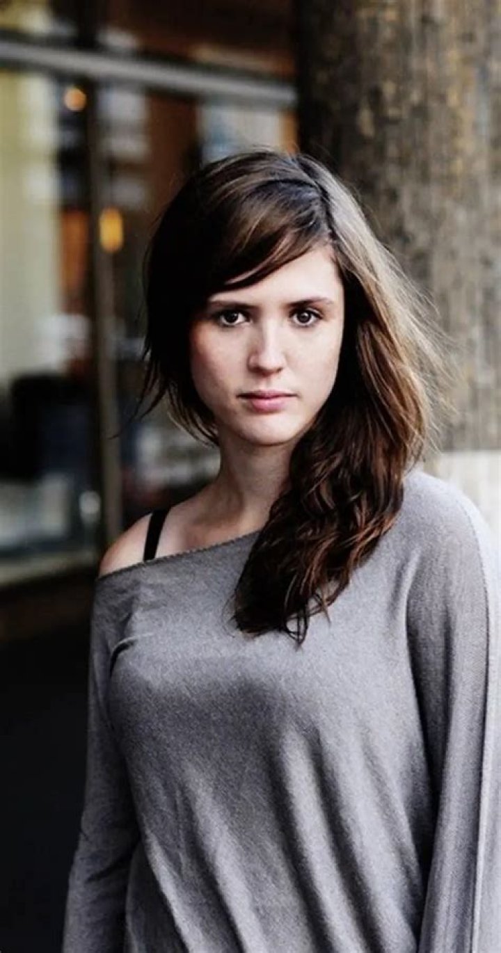 Emily Cox Height, Weight, Net Worth, Age, Birthday, Wikipedia, Who, Nationality, Biography