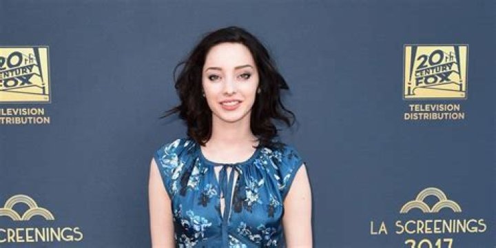 
Emma Dumont’s Age, Height, Measurements, Dating, Net Worth 
