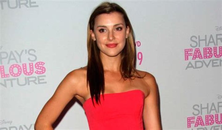 Emma Lahana - Age, Family, Bio