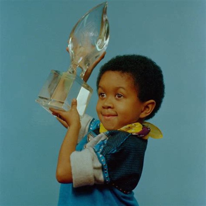 What does Emmanuel Lewis do now? Remember the child actor from the 1980s tv sitcom “Webster” Emmanuel Lewis has dwarfism condition
