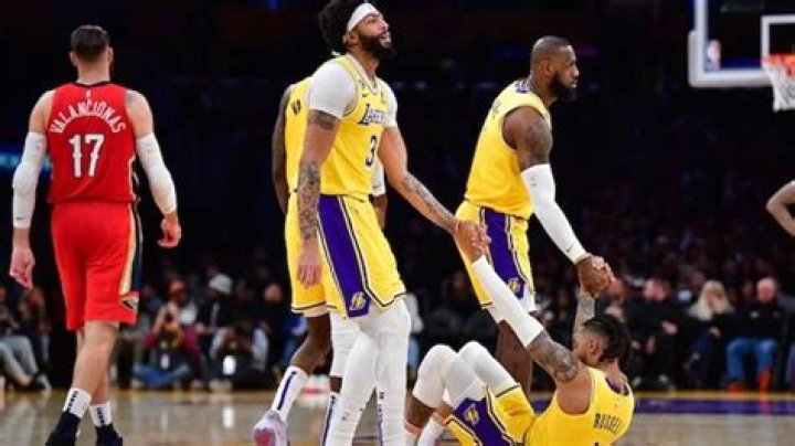 
Fans blame Anthony Davis and D’Angelo Russell for Los Angeles Lakers’ loss vs Memphis Grizzlies 