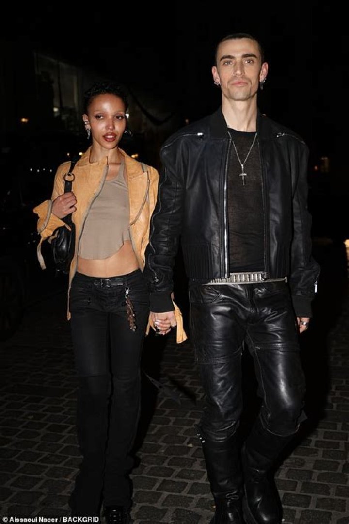 FKA Twigs Net Worth, Age, Boyfriend, Family, Biography & More