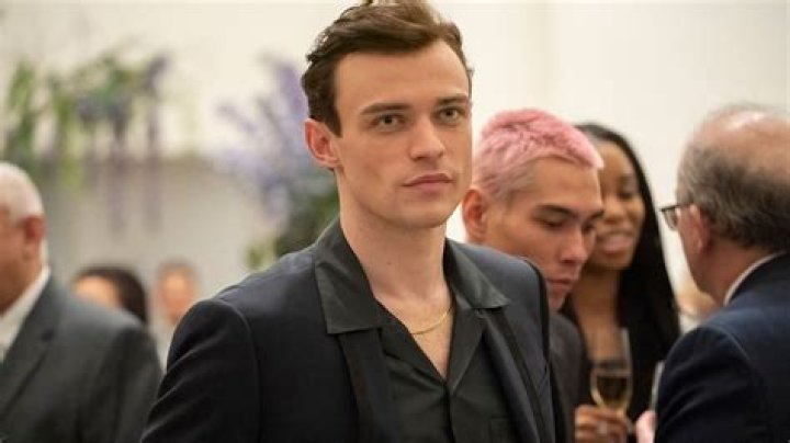 how did thomas doherty feel after kissing a man? Gossip Girl actor Thomas Doherty
