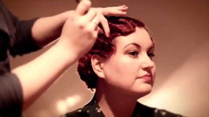 How did they do finger waves in the 1920s?