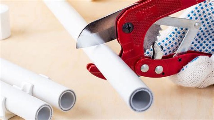 How do you cut PVC pipe without a cutter?