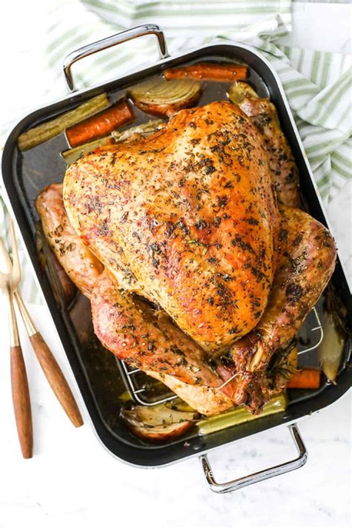 How do you tie a turkey for roasting?