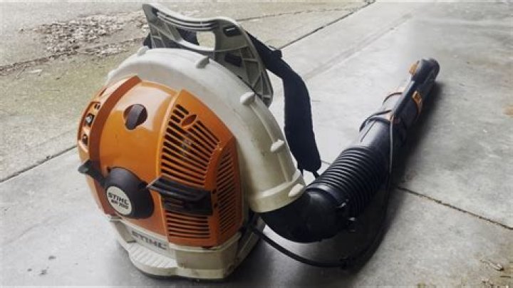 How do you turn on a Stihl leaf blower?
