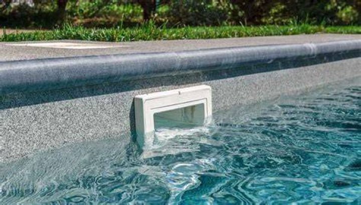 How does pool skimmer work?