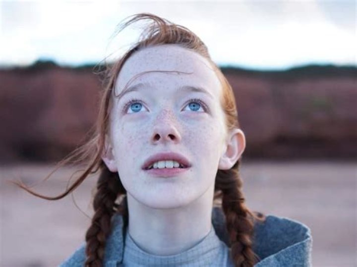 How old is Amybeth McNulty? Age, Teeth, Height, Parents, Dating
