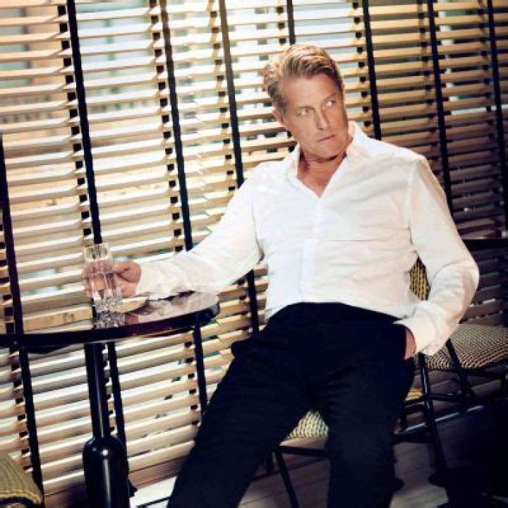 
Hugh Grant Stated That He Dislikes His Legendary “Love Actually” Dance Move 
