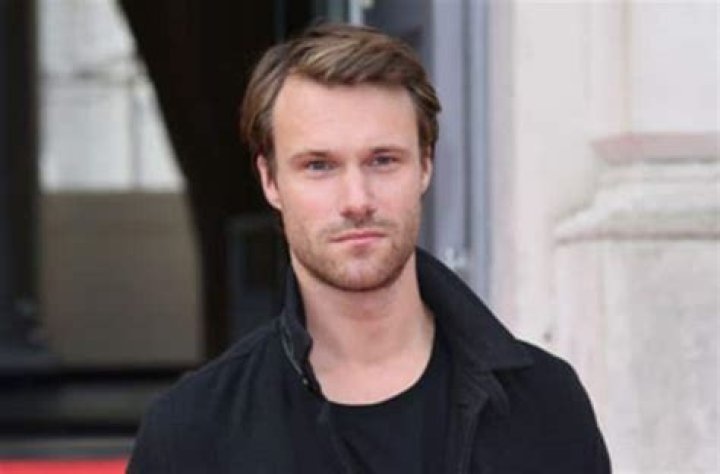 Hugh Skinner Bio (Wiki) 