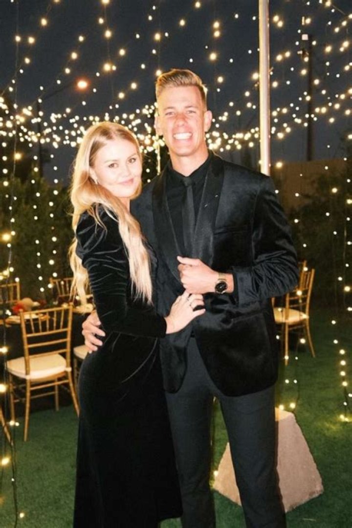Insight on Married YouTube Couple Dallin Lambert and Bella Weems From Della Vlogs!