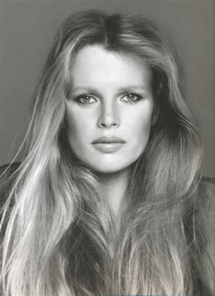 Ireland Baldwin, 17, signs with a modeling agency & seems pretty well-adjusted