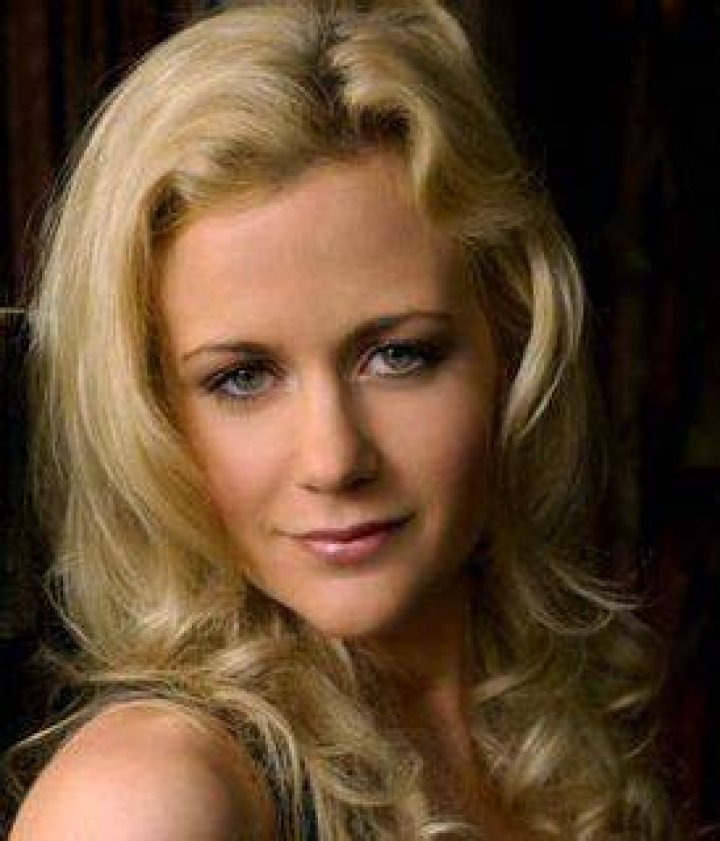 
Is Inge Hornstra Married or Dating? Her Wiki, Age, Husband, Height and Net worth 