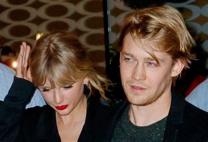 
Is Joe Alwyn Married? His Bio, Age, Wife, Family and Net worth 