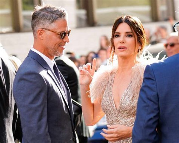 Is Sandra Bullock a lesbian?