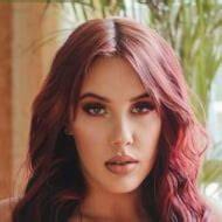 Isa Castro - Age, Family, Bio