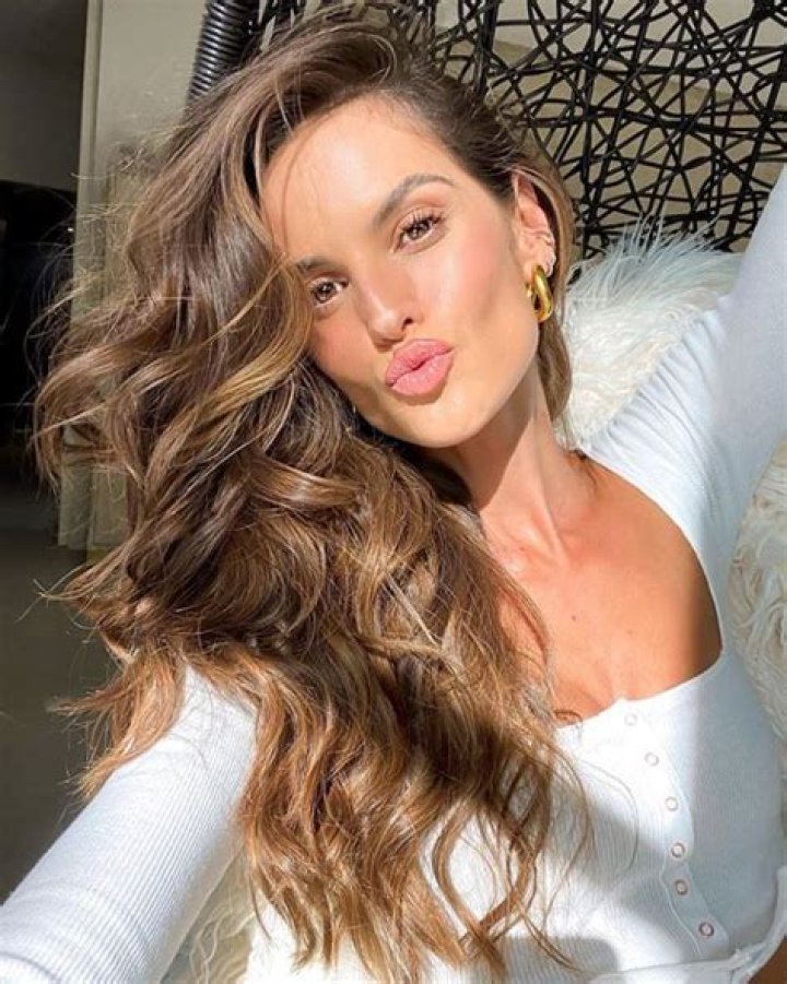 
Izabel Goulart Height, Weight, Net Worth, Age, Birthday, Wikipedia, Who, Nationality, Biography 