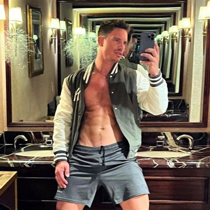 Model Jeff Thomas, 35, found dead at a Miami apartment building! Was he murdered or suicide? Jeff Thomas jumped from an apartment building