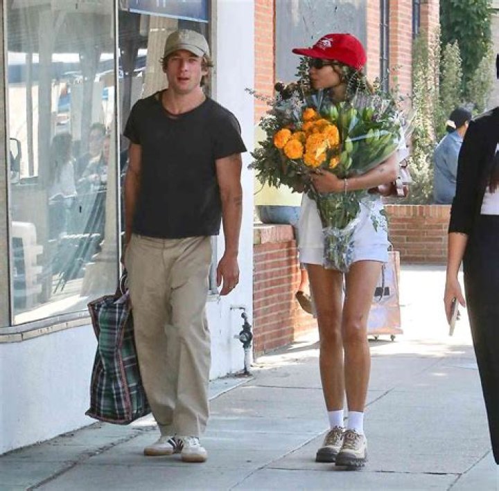 Jeremy Allen White packs on PDA with Ashley Moore amid his ongoing divorce from Addison Timlin Jeremy Allen White and Ashley Moore packing PDA on L.A. sidewalk