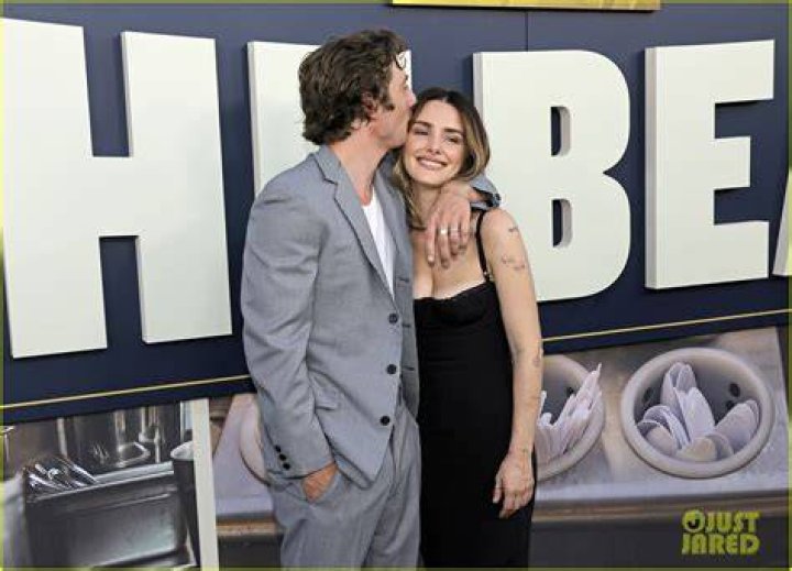 Jeremy Allen White packs on PDA with Ashley Moore amid his ongoing divorce from Addison Timlin Jeremy and Addison split up after four years of marriage