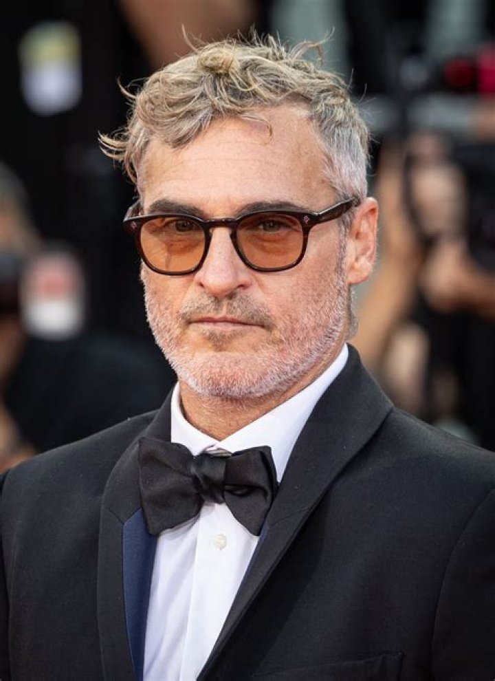 Joaquin Phoenix is still crazy, raps in a dressing room & buys a cape