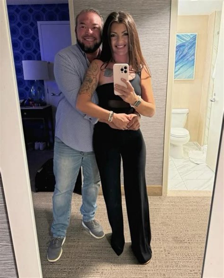 	Jon Gosselin’s tabloid reporter goes out with him again, says she’s dating him	