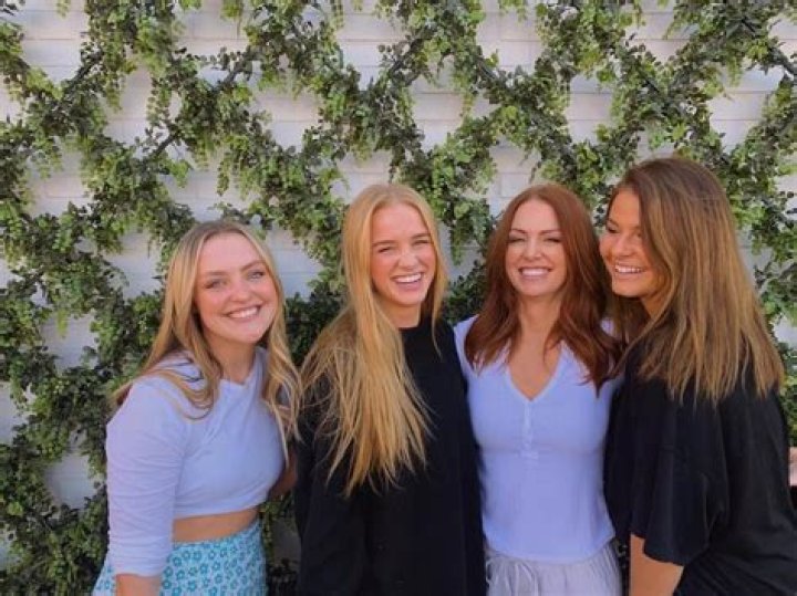 Julia Hatch - Age, Family, Bio