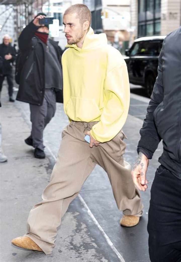 Justin Bieber has a clean face while out for lunch with wife Hailey Bieber