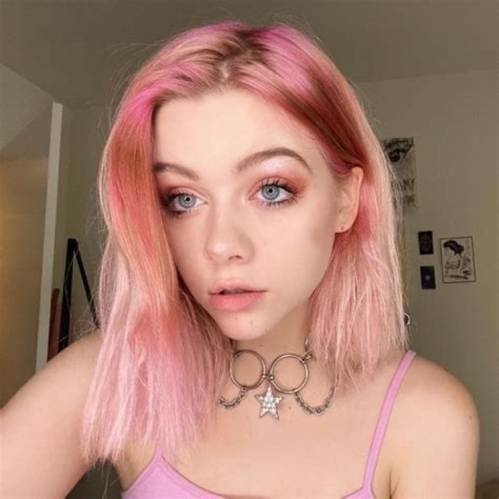 Justine Paradise Height, Weight, Net Worth, Age, Birthday, Wikipedia, Who, Nationality, Biography