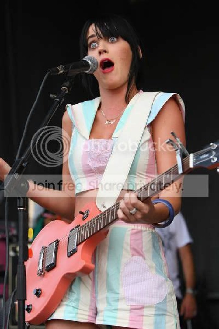 Katy Perry kissed a girl, but her Christian parents think it’s ‘disgusting’