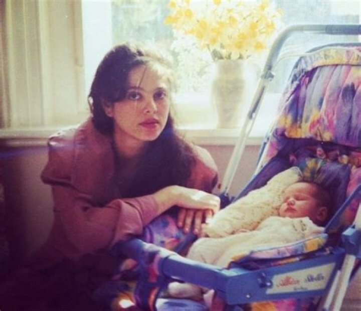 Kaya Scodelario showing her baby bump